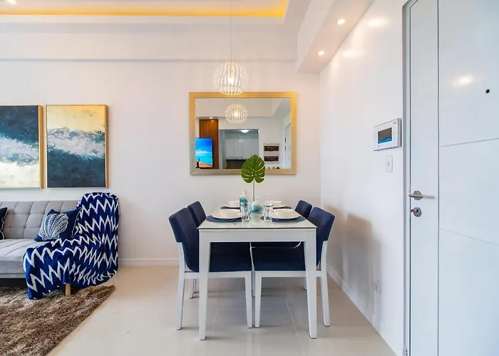 Apartment Omp 15c-t2, Seaview, Pool & Access, Near Airport, Fast Wi-fi, Netflix *