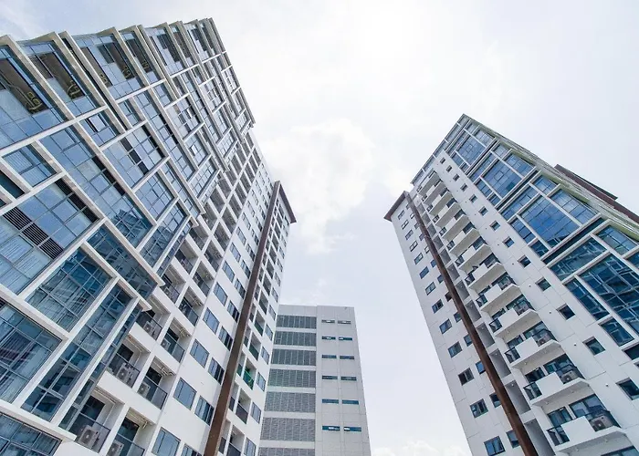 Apartment Omp 15c-t2, Seaview, Pool & Access, Near Airport, Fast Wi-fi, Netflix *