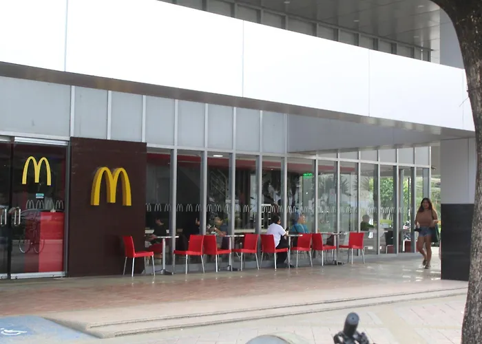 Omp 15c-t2, Seaview, Pool & Access, Near Airport, Fast Wi-fi, Netflix Apartment *